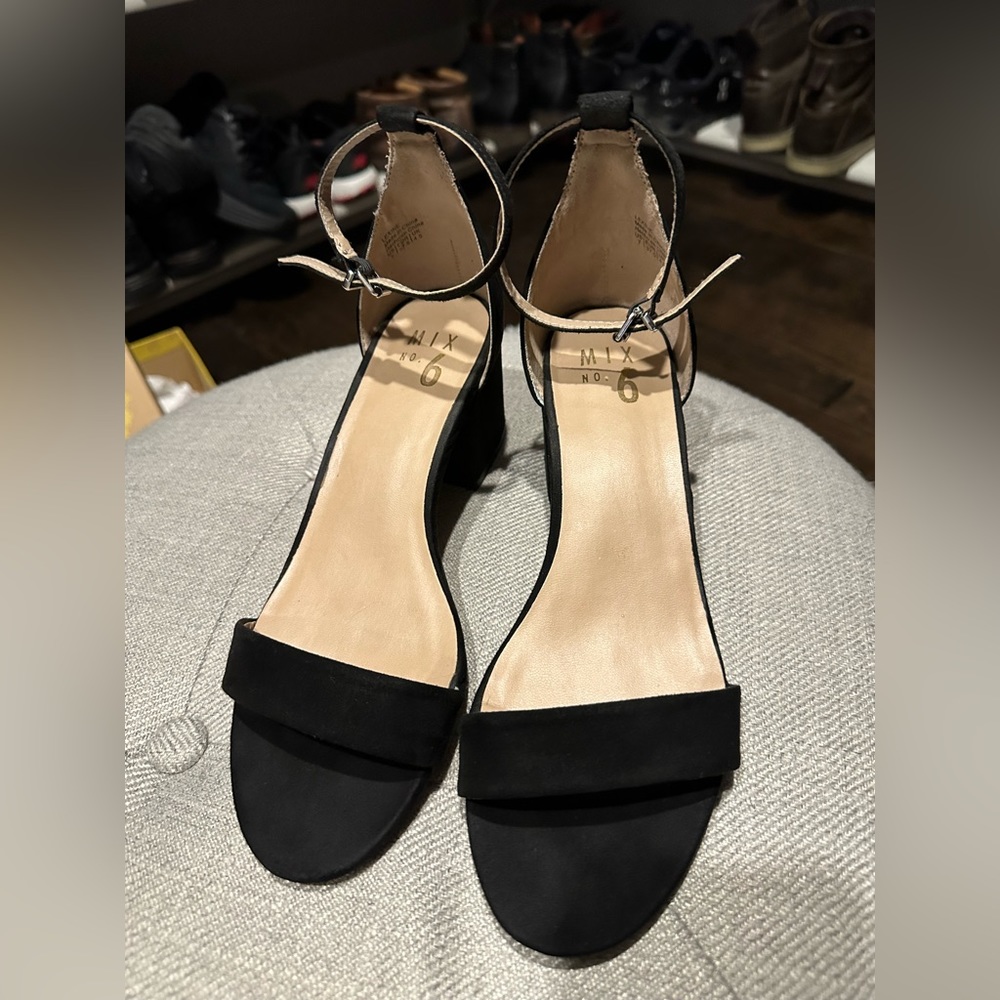 High heel in black.